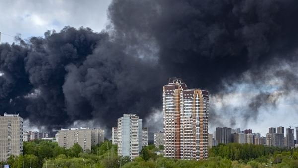 Появились новые кадры пожара на западе Москвы<br />
