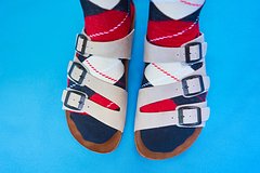 Россиянам назвали уместные случаи для ношения сандалий с носками