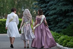 Российский стилист назвала худшие платья для выпускного