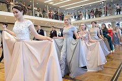 Российский стилист назвала самые модные платья для выпускного