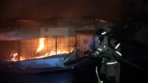В Ставрополе потушили пожар на 800 кв. м в торговом павильоне<br />
