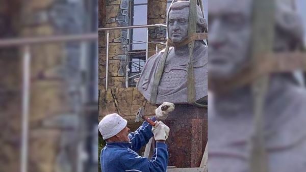 В Николаеве снесли памятник основателю города князю Григорию Потемкину<br />
